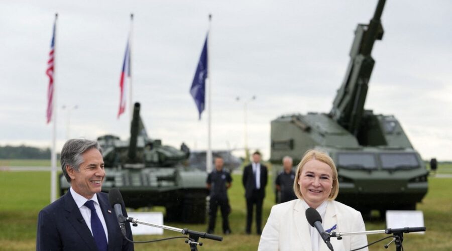 Prague dit avoir livré à l'Ukraine des armes pour 288 millions de dollars
          Pays membre de l'UE et de l'Otan, la République tchèque a été l'un des premiers fournisseurs d'armes à l'Ukraine ravagée par la guerre, a souligné la ministre de la Défense, Jana Cernochova.